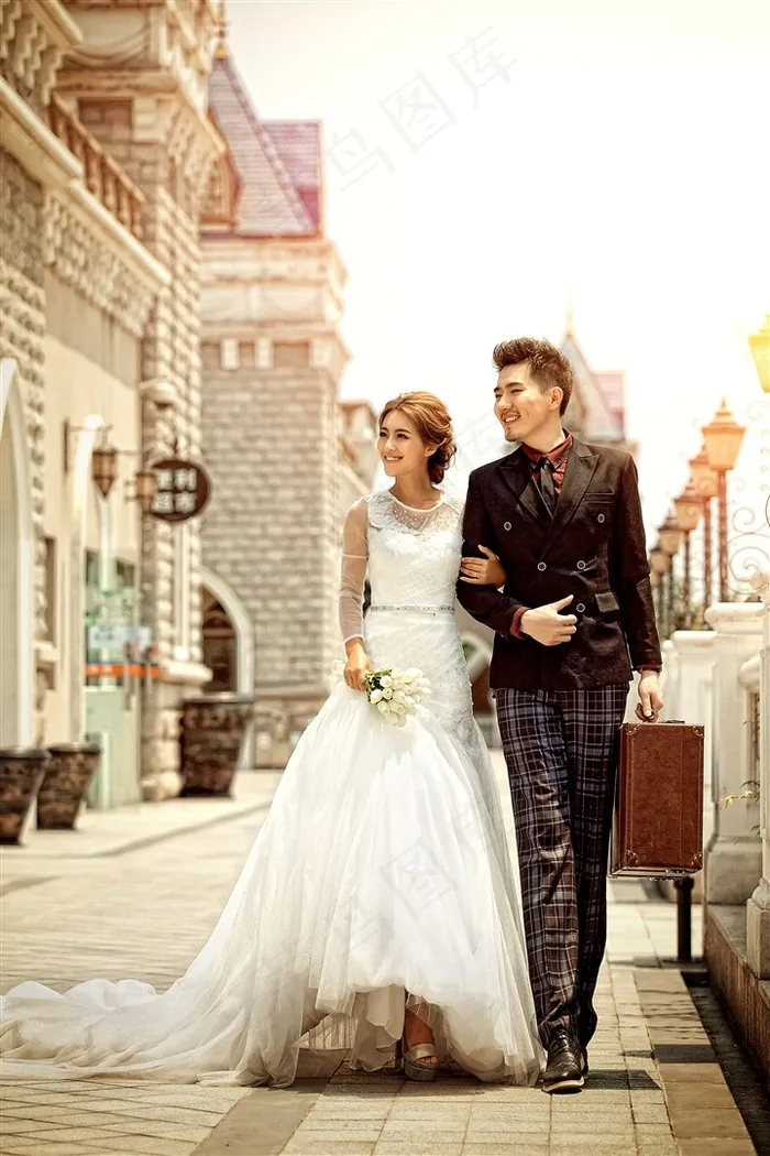 手挽手走在路边的男女