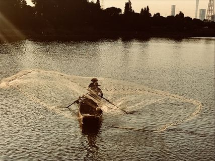 日落渔民捕捞劳作剪影