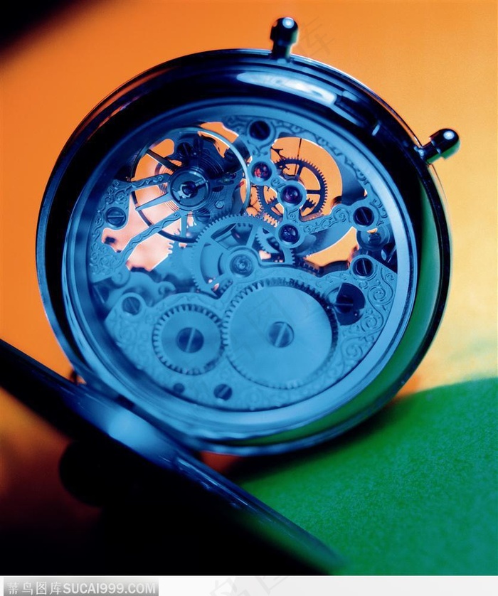 蓝色灯光下的怀表