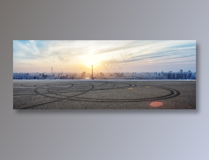 晚霞中的城市建筑和空旷的公路
