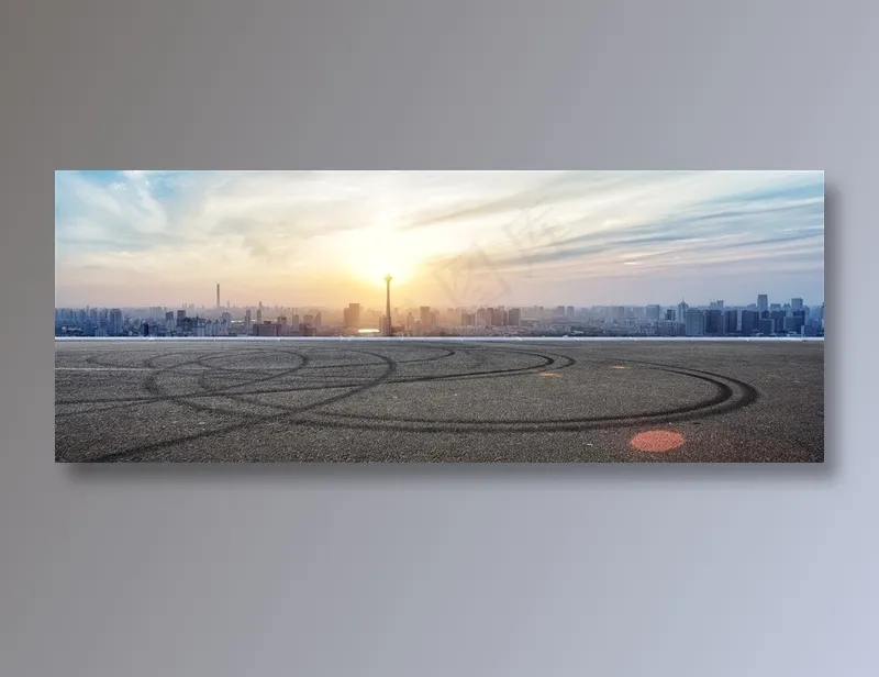 晚霞中的城市建筑和空旷的公路