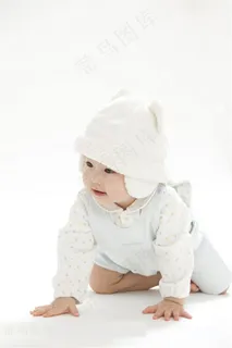 爬行的可爱宝宝素材