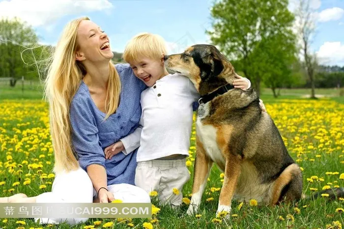 草坪上的妈妈与孩子与狗