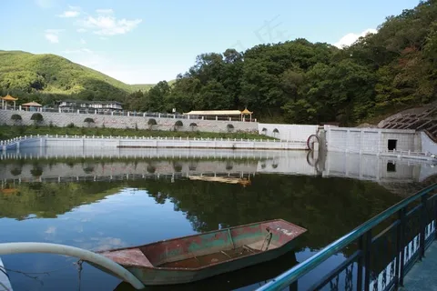 山脚下书库间的建筑物