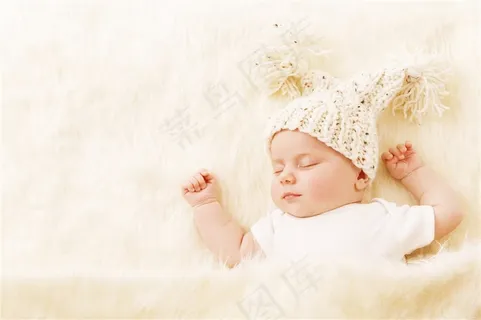 睡觉中的小孩子图片