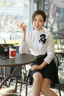 咖啡厅里的高清韩国美女李妍静图片