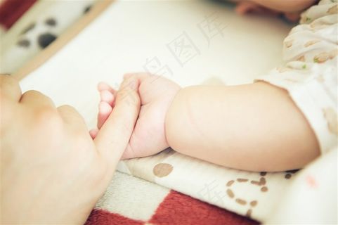 温馨大手牵小手的背景图片