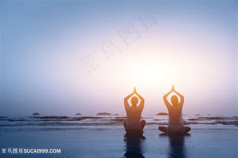 海边沙滩上的瑜伽人物摄影高清图片