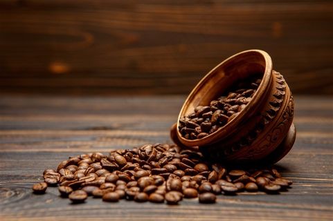 复古瓷杯里散落在桌子上的咖啡豆高清图片 复古瓷杯里散落在桌子上的咖啡豆高清图片