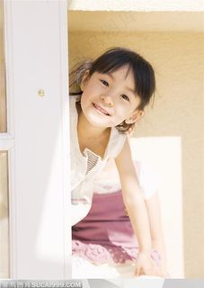 幸福的一家-在床上向外张望的小女孩