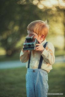 手持相机自拍的小正太图片