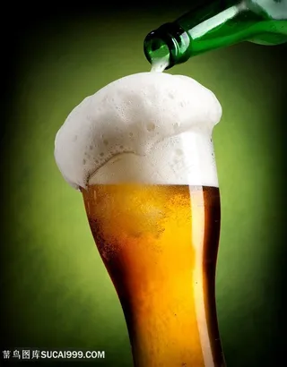 高清倒啤酒图片