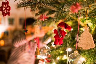 圣诞节室内人物挂圣诞球近景特写场景圣诞送礼物(94)