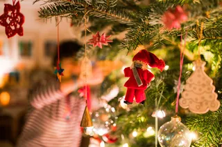 圣诞节室内人物挂圣诞球近景特写场景圣诞送礼物(94)