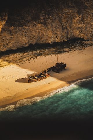 海岸搁浅船只图片