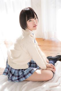 日本短发美女学生超短裙写真图片