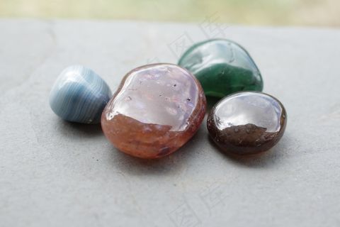 漂亮光滑鹅卵石图片