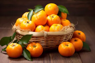 秋季编织筐里堆满了成熟的柿子摄影图