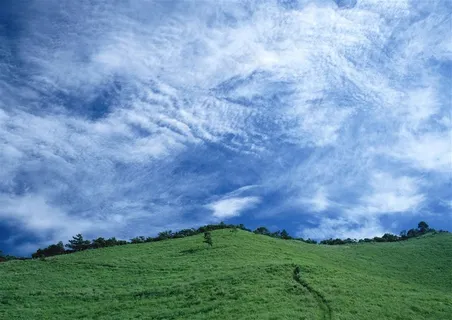 湛蓝色的天空干净jpg素材 湛蓝色的天空干净jpg素材
