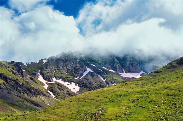 云雾缭绕的山峰土耳其风光图片