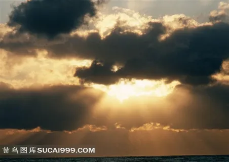 乌云密布的天空