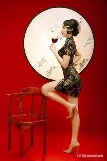 前凸后翘性感旗袍艺术写真图片