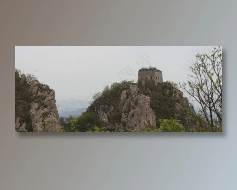天空下石峰上的峰台
