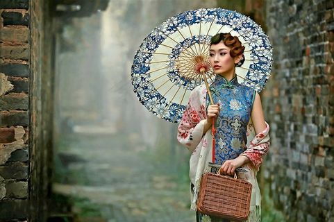 手提巷子打伞旗袍美女