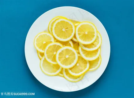 蓝色背景与黄色柠檬