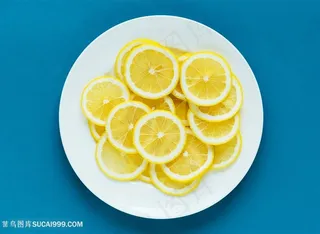 蓝色背景与黄色柠檬
