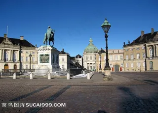 丹麦王宫阿玛莲堡广场前的国王雕像