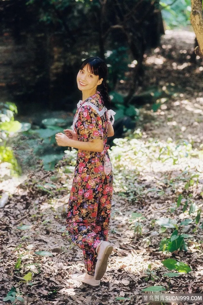 复古碎花裙女孩图片
