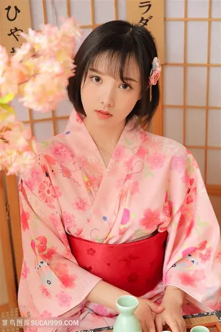 穿着和服的*日本短发美女图片