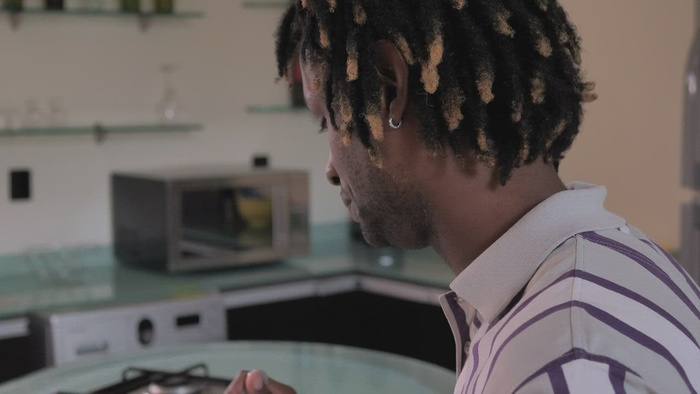 男人和他的女朋友吃沙拉