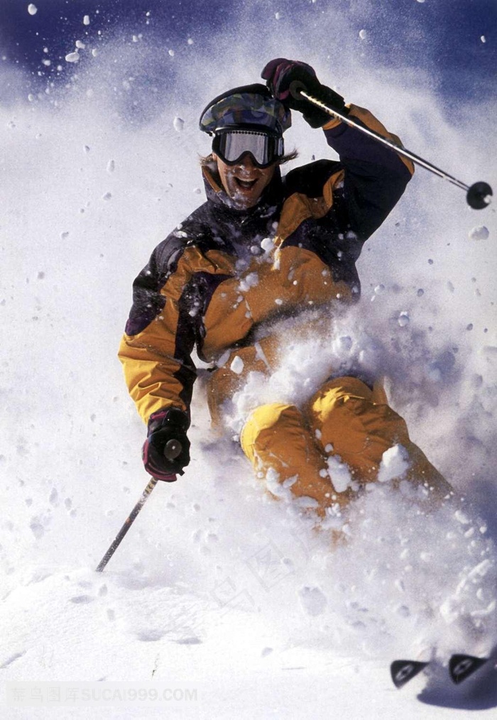 雪花飞溅中开心的滑雪男人