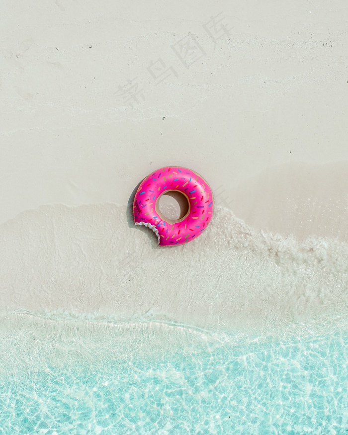 大海沙滩游泳圈图片