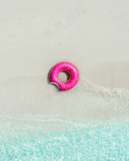 大海沙滩游泳圈图片