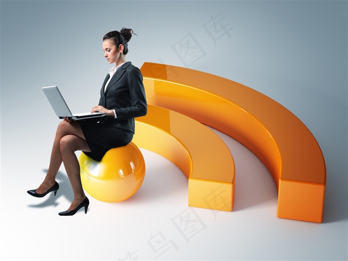 坐着的欧美美女用电脑