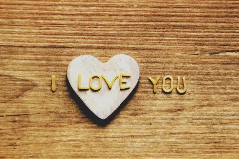 我爱你英文木纹背景图片