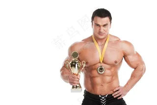 健身男士拿着奖杯