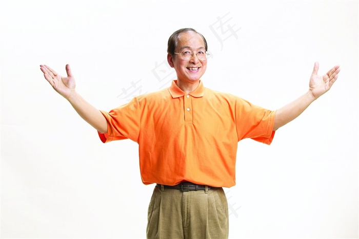 老男人拥抱打开手臂