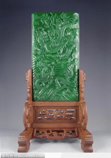 传统工艺-翠绿的龙花纹玉牌