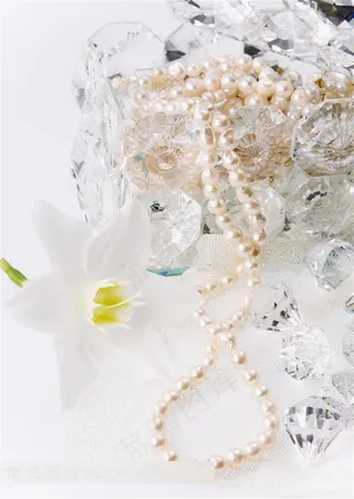 放在桌子上的珍珠项链