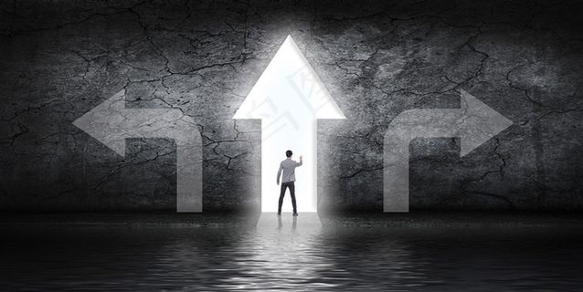 墙壁前男人的选择