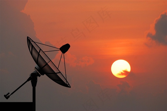 信号塔和夕阳