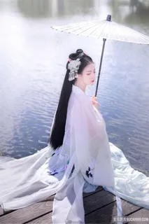坐在湖边打着伞的古装清纯美女摄影图片 坐在湖边打着伞的古装清纯美女摄影图片
