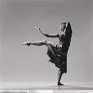 舞蹈动作-穿裙子抬起左脚和左手跳舞的外国美女