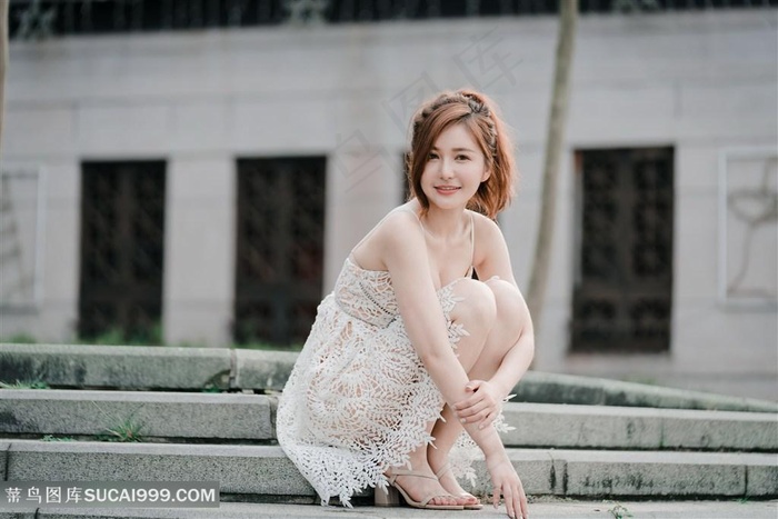 蹲姿清纯美女