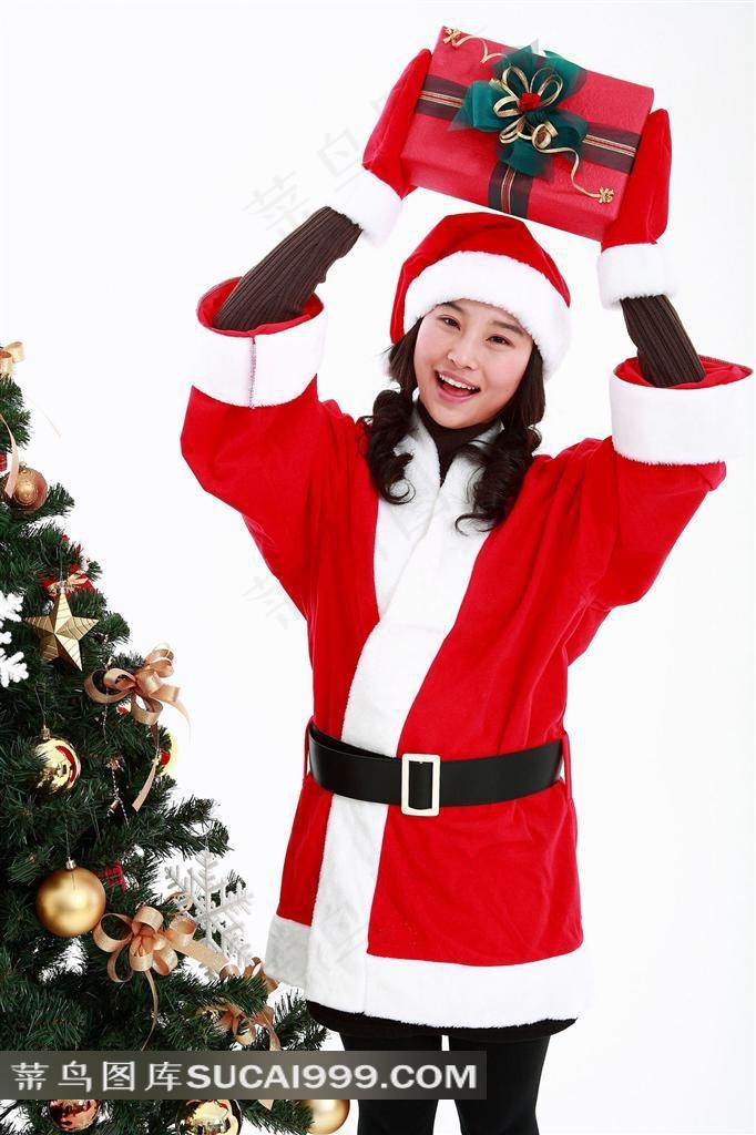 双手托起圣诞礼物的圣诞宝贝