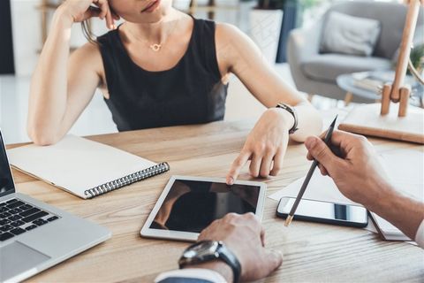 商务场景手持平板电脑IPAD会谈